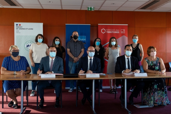 Le Grand Chalon et la Banque des Territoires signent une convention de recrutement de 6 « Conseillers numériques France Services » pour lutter contre les fractures numériques sur le territoire