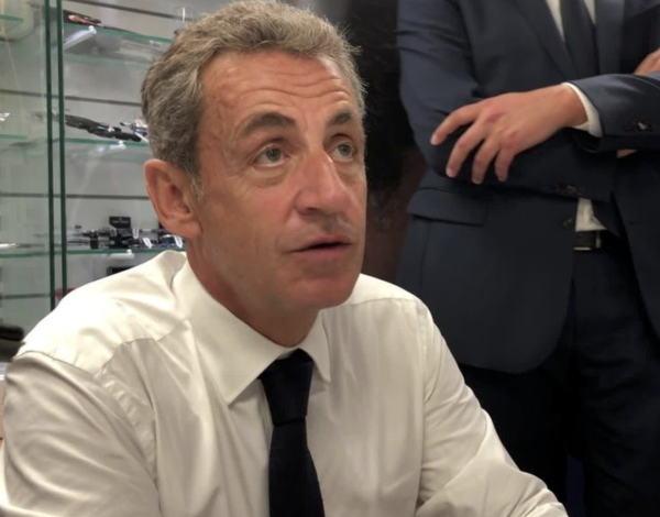 “Singes“ et “nègres” : en dédicace à Chalon, Nicolas Sarkozy n'a pas ”l'intention de commenter une polémique indigne”