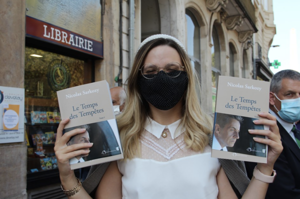 Retour en images sur la séance de dédicace de Nicolas Sarkozy à la librairie Develay (2/2)