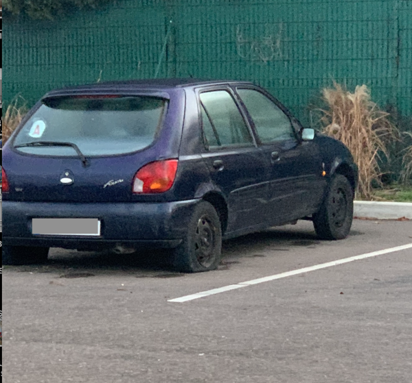 Comme un air de casse-auto sur le parking relais de Saint-Rémy