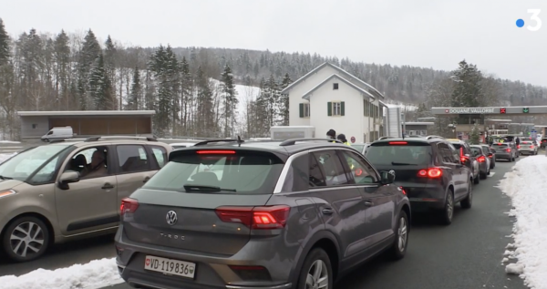 Dans le Haut-Doubs, les skieurs français de retour de Suisse dans le collimateur