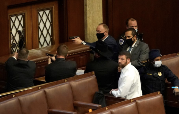 Des scènes surréalistes au Capitole à l'appel de Donald Trump