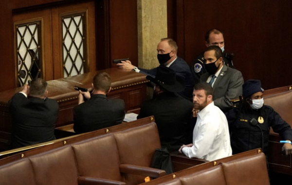 Des scènes surréalistes au Capitole à l'appel de Donald Trump 