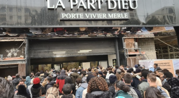 La cohue à la Part-Dieu avant la fermeture du centre commercial 