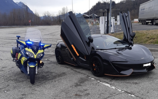 Au volant d'une Mc Laren à plus de 200 km/h sur l'autoroute ... elle reste sur place