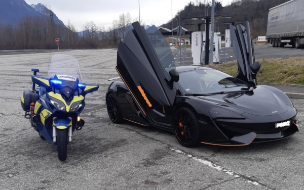 Au volant d'une Mc Laren à plus de 200 km/h sur l'autoroute ... elle reste sur place 