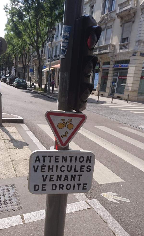 Petit message d'un cycliste chalonnais à une automobiliste chalonnaise 