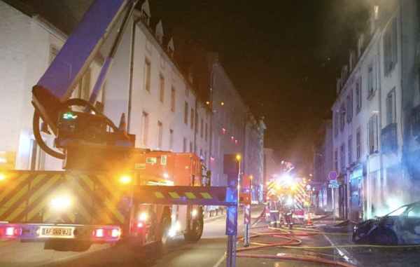 A Dijon, une voiture s'encastre dans un restaurant et déclenche un incendie
