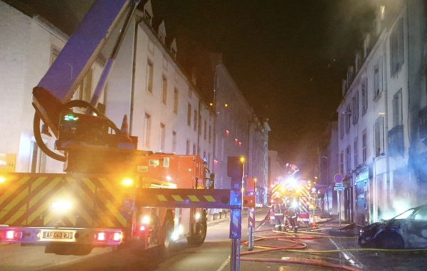 A Dijon, une voiture s'encastre dans un restaurant  et déclenche un incendie