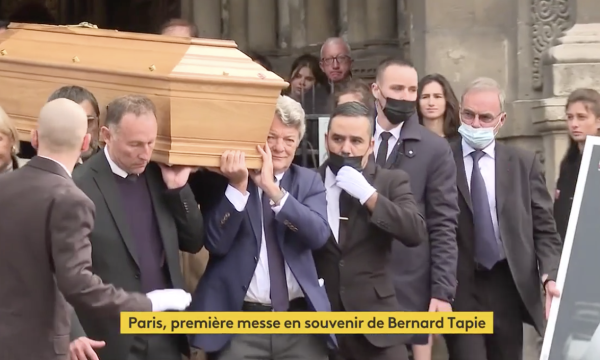 Vive émotion aux obsèques de Bernard Tapie à la sortie de l'église