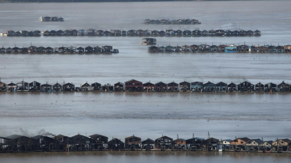 EN IMAGES - Incroyable barrage flottant d'orpailleurs clandestins en Amazonie