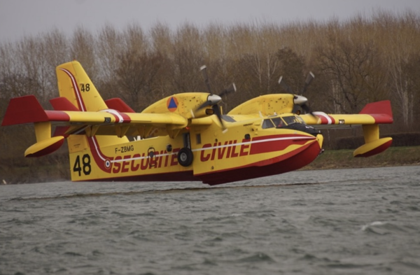 En exercice, les Canadairs de la Sécurité Civile ont écopé en Saône 