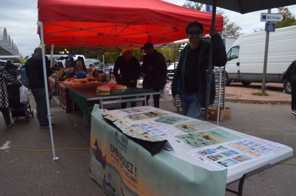 Sur le marché du Stade, l'Espace des Arts fait sa promotion 