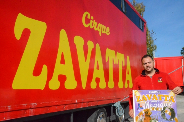 Le cirque Zavatta-Prein s'installe à Chalon-sur-Saône.... 