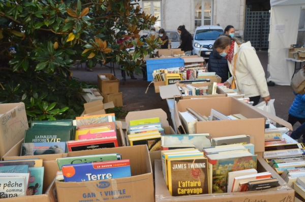 Plein succès pour la vente de livres de la bibliothèque municipale de Chalon-sur-Saône
