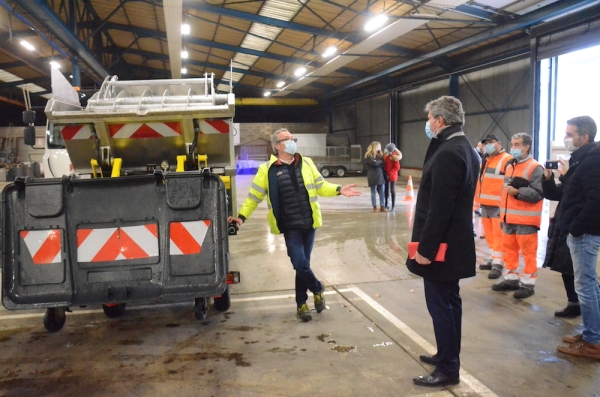 Compacteur électrique et nouvelles méthodes de travail à l'essai au service de propreté urbaine de Chalon sur Saône 