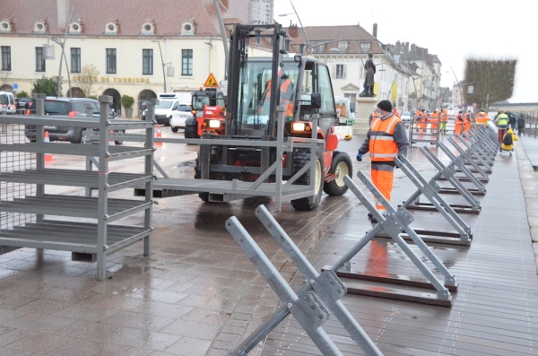 La ville de Chalon déploie son mur anti-crue sur 300 mètres de long 