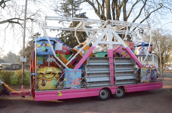 Place Mathias à Chalon, les forains ont débarqué 