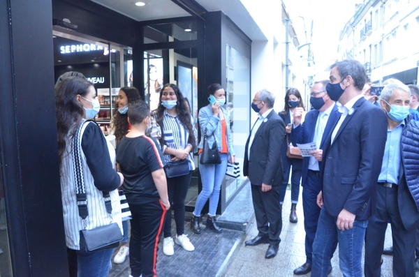 REGIONALES - Déambulation piétonne à Chalon pour le ministre Véran et le candidat Denis Thuriot