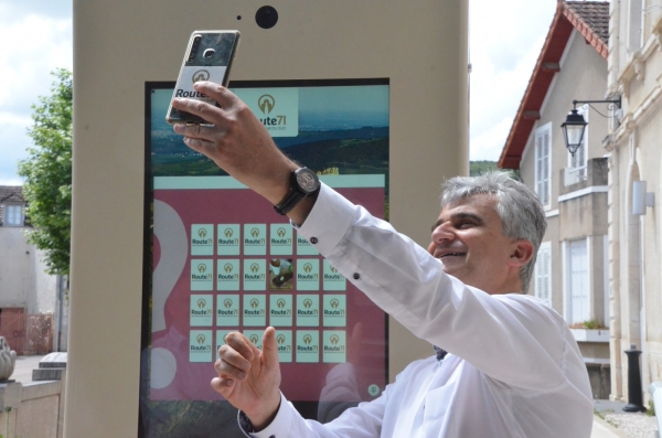 Quand le Président du Département de Saône et Loire adresse un "selfie" à sa vice-présidente 