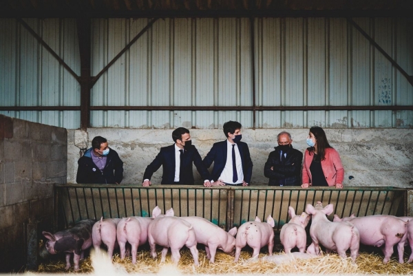 «La Ferme d’Étaules en Côte-d’Or est un exemple formidable de ce que nos agriculteurs sont capables d'accomplir», salue Emmanuel Macron