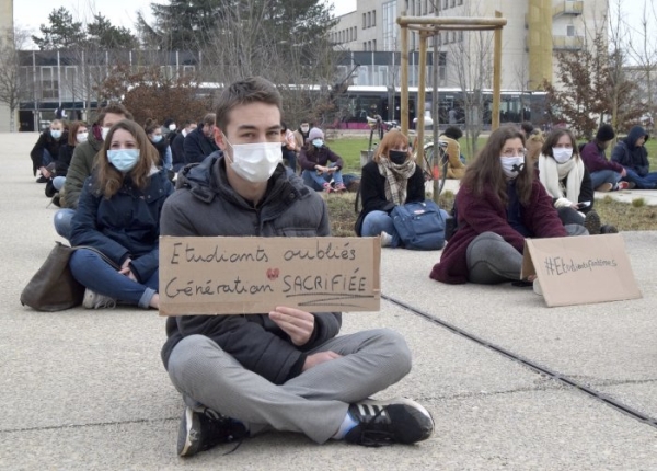 «On meurt d’angoisse et le gouvernement ne fait rien», s’indignent les étudiants