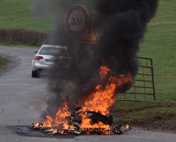 Un motard s'enfuit en courant alors que sa moto vient de s'embraser 