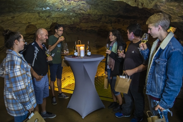 Profitez des températures estivales pour déguster du vin dans la grotte d'Azé !