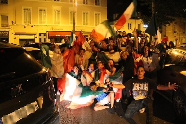 Finale de l'Euro: scènes de liesse dans les rues de Chalon-sur-Saône après la victoire de l'Italie face à l'Angleterre