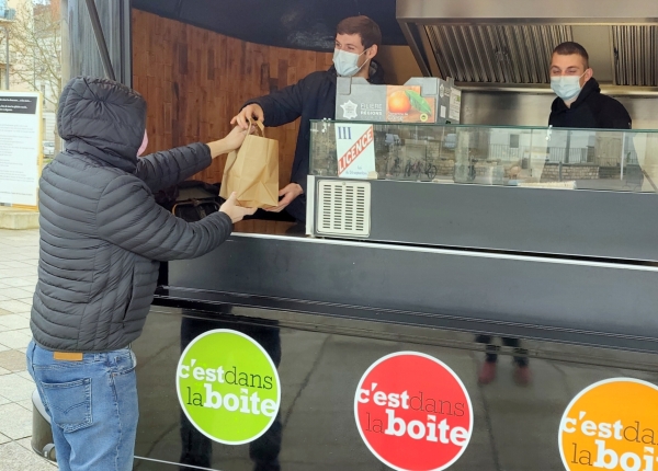 Le food truck « C'est dans la boîte » fait un beau geste de solidarité