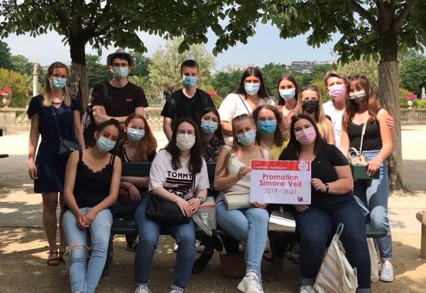 La promotion de 2ème année de Carrières Juridiques de l'IUT de Chalon sur Saône  rencontre le fils de Madame Simone Veil au cours de son voyage de fin d’études à Paris