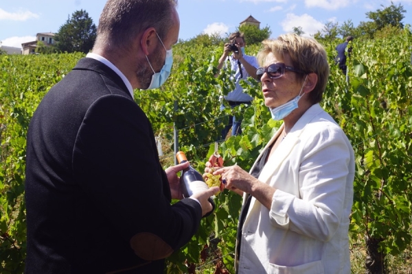 Rentrée scolaire en mode vendangeuse pour Marie-Guite Dufay, Présidente de la région Bourgogne-Franche Comté 