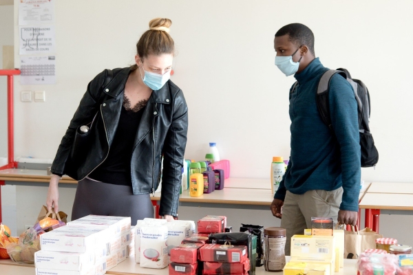 Trois cents étudiants s'approvisionnent à la distribution alimentaire de l'UNI Bourgogne