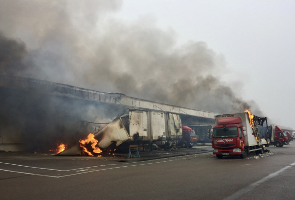 INCENDIE SOBOTRAM SAONEOR (4) - 20 sapeurs-pompiers restent sur place afin de surveiller une reprise éventuelle de l’incendie.