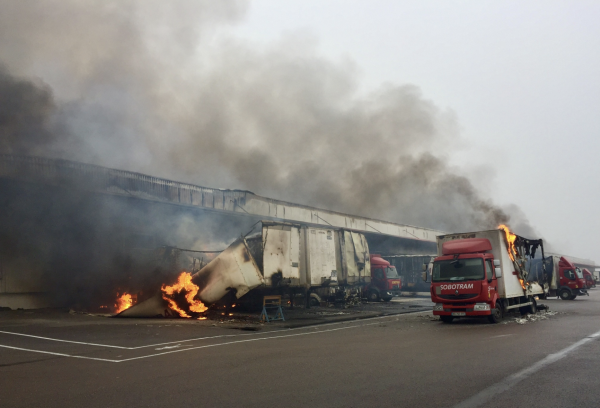 INCENDIE SOBOTRAM SAONEOR (4) -  20 sapeurs-pompiers restent sur place afin de surveiller une reprise éventuelle de l’incendie.