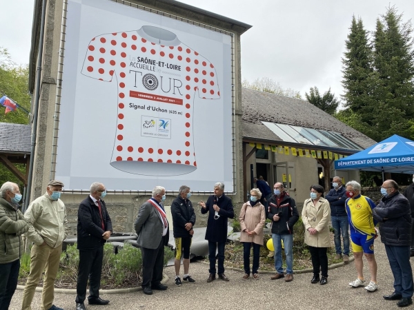 TOUR DE FRANCE 2021 - Un maillot géant de meilleur grimpeur sur la Mairie d'Uchon