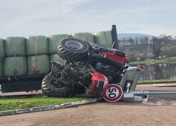 Un tracteur se couche devant le plan d'eau du Vallon à Autun 