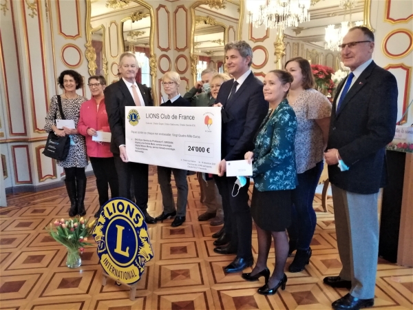 Des tulipes contre le cancer : un bouquet de 24 000 € offert par les trois clubs Lions de Chalon