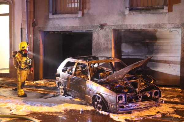 Une voiture s'enflamme et finit contre la façace d'un immeuble à Autun