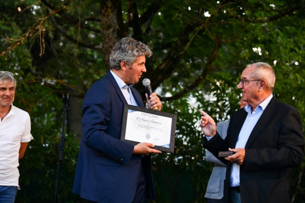 Gilles Platret distingue Dominique juillot en "citoyen d'honneur de la ville de Chalon"