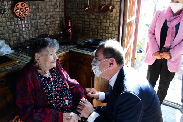 A Couches, Renée, 95 ans, a reçu avec bonheur Jean Castex