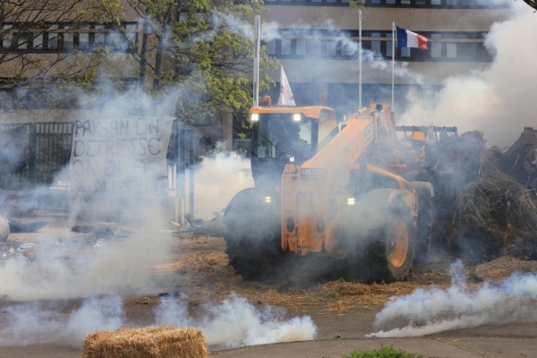 A Dijon, à l'appel de la FNSEA, les agriculteurs ont monté le ton face aux services de l'Etat 