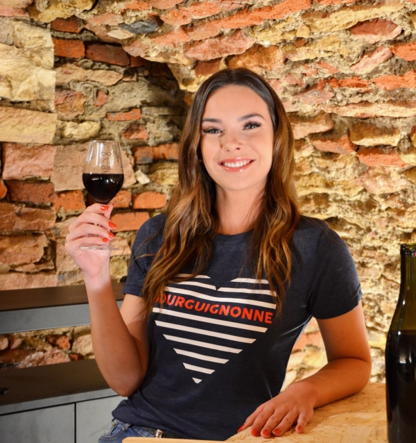 La Chalonnaise Anaïs Jacquot en lice pour le titre Miss Bourgogne pose pour Les Téméraires