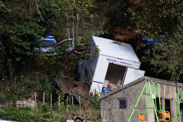 Un frein à main qui lâche... le camion se retrouve dans le jardin en contrebas