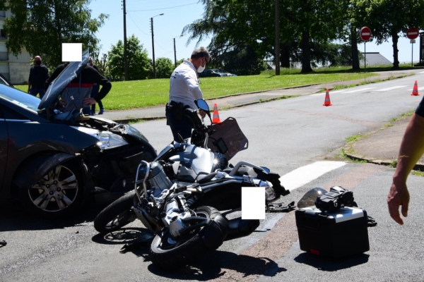 Un motard gravement blessé dans une collision avec un monospace