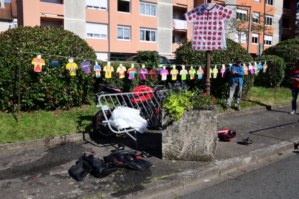  Un motard en urgence absolue après une collision avec une voiture