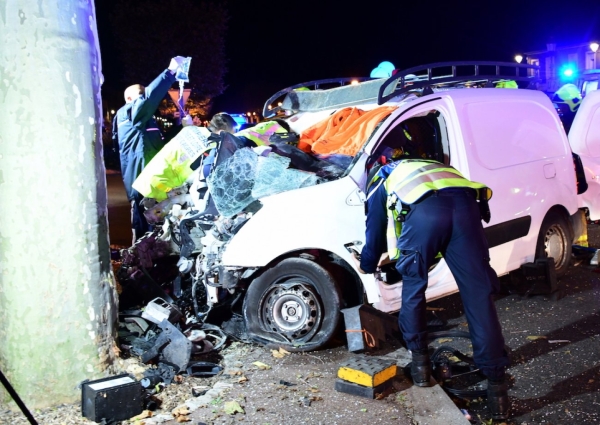 Le conducteur de la voiture utilitaire, qui a percuté un arbre, est décédé, il avait 17 ans