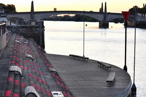 Sur les quais de Chalon sur saône, l'heure est à la distanciation physique 