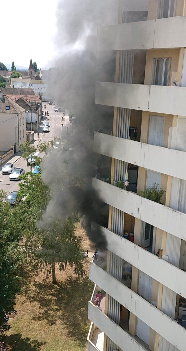 Il abat son voisin avant de retourner l'arme contre lui