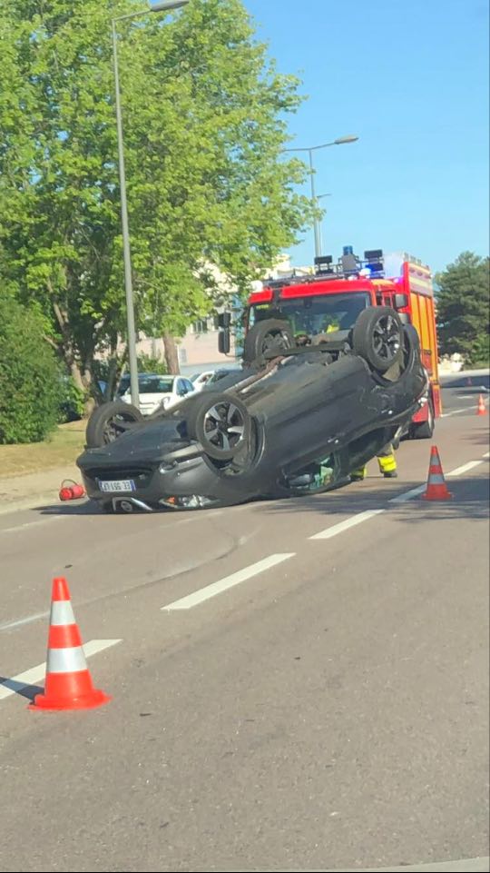 Sur SaôneOr, la voiture termine sa course sur le toit 